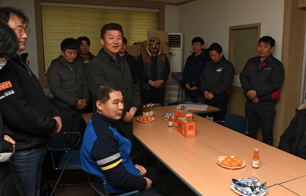 김해 생명나눔재단에서 복지사각지대에 놓여 있는 학생들에게 가방 전달식 소감을 밝히고 있는 김해건설고 총동창회 조병찬 회장.