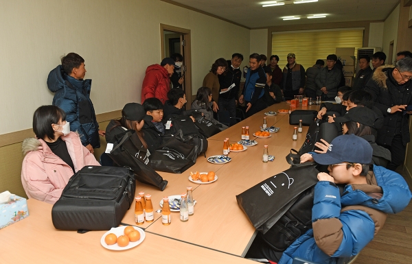 김해 생명나눔재단 사무실에서 학생들에게 가방 전달식을 하고 있다  [ 사진:김용주 기자]