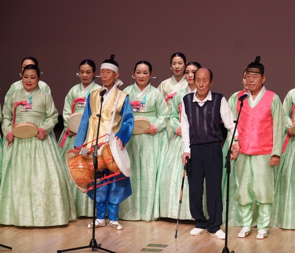공연이 끝나자 제자들의 부축을 받고 나온 최창남 선생이 지팡이를 짚고 감사의 인사를 하고 있다.