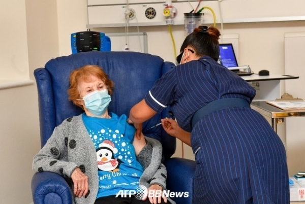 영국 코번 트리의 대학병원에서 코로나19 백신 접종을 하고 있는 90세의 마가렛 키넌 ⓒAFPBBNews