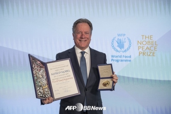 이탈리아 로마의 유엔세계식량계획(WFP) 본부에서 노벨평화상 메달을 손에 쥔 데이비드 비즐리 사무총장 ⓒAFPBBNews