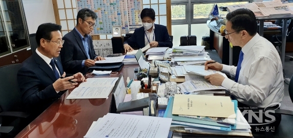 ▲이차영 괴산군수는 예산 확보을 위해 국회 방문 등 발품 행정을 선보였다. 사진은 이차영 괴산군수가 정성호 국회 예결위원장 방문 모습 (사진=괴산군)