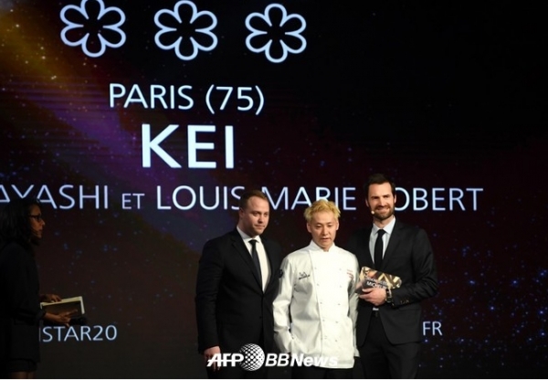 프랑스 파리에서 열린 '미슐랭 가이드'시상식에서 (오른쪽부터)'미슐랭 가이드'의 총 책임자 구웽다루 뿌레넷쿠와 일본인 최초의 세 개의 별을 획득한 고바야시 케이 ⓒAFPBBNews