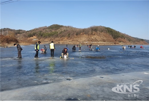 ▲농어촌공사 충북본부 옥천 장찬저수지 계도활동 모습 (사진 제공=한국농어촌공사 충북본부)