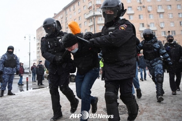 러시아 모스크바에서 열린 알렉세이 나와리누이의 석방 요구 시위 참가자를 구속 하고 있는 기동대 ⓒAFPBBNews