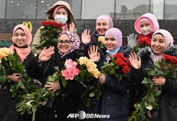 우크라이나 키예프에서 행인에게 인사를하는 무슬림 여성들ⓒAFPBBNews