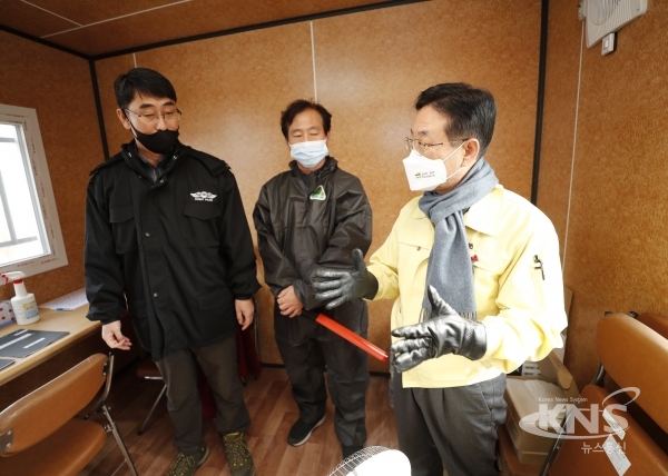 ▲이차영 괴산군수 감물면 AI통제초소 현장 점검 모습 (사진=괴산군)