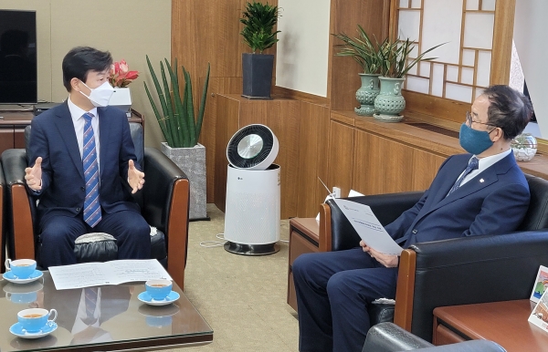 9일 조규일 진주시장이 김사열 국가균형발전위원장과 면담하는 모습. 사진제공=진주시청.