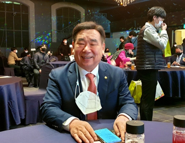사진=제8회 대한민국을 빛낸 10인 기업인 대상 괜찮아 지구야 임채룡 상임고문이 영예의 주인공이 되었다.