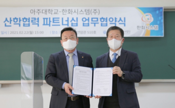 사진=왼쪽부터 한화시스템 이수재 연구개발본부장과 아주대학교 오영태 산학부총장이 업무 협약을 체결했다