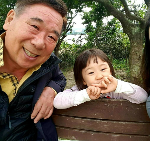 사진=제3회 "대한민국을 빛낸 13인 대상" 임채룡 대회장이 "괜찮아 지구야" 환경지킴이 서포터즈와 포즈를 취하고 있는 장면
