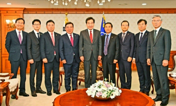 사진= "서울세무사회 임채룡 회장과 집행부" 이낙연 국무총리를 예방하고 세무사회 현안과 애로사항에 대해 의견을 개진하고 기념촬영을 하고 있는 장면