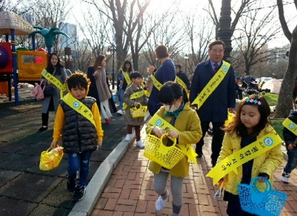 사진=괜찮아 지구야 운동본부 임채룡 상임고문이 "괜찮아 지구야" 작은 환경운동의 시작을 환경지킴이 어린이들과 함께 캠페인을 벌리고 있다.