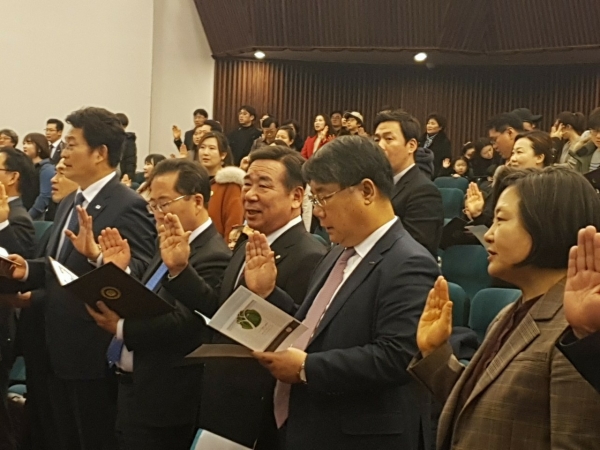 사진=괜찮아 지구야 운동본부 임채룡 상임고문을 비롯한 참석한 환경지킴이 회원들이 선서문을 낭독하고 있는 장면