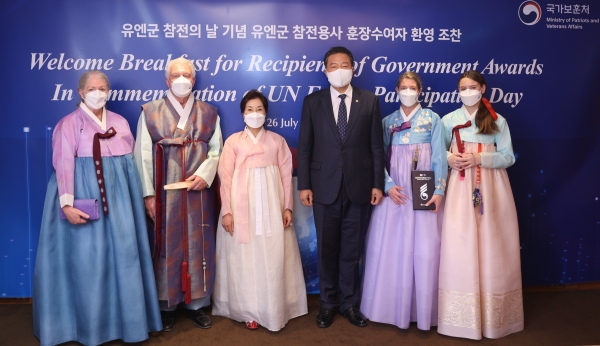 유엔참전용사 훈장 포상자 가족들과 기념 촬영을 하고 있는 황기철 보훈처장