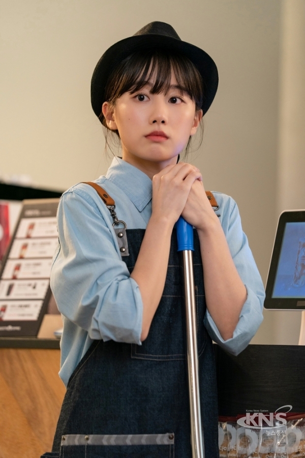 tvN 월화드라마 '너는 나의 봄'에서 카페 아르바이트생 민아리 역으로 감초 역할을 톡톡히 한 윤상정[사진=아이오케이컴퍼니]