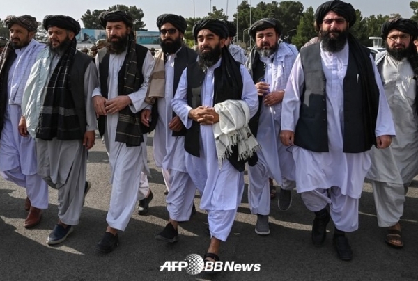 아프가니스탄 수도 카불 공항에 도착한 탈레반 자비후라 · 무쟈히도 대변인 (가운데) 등 관계자들ⓒAFPBBNews