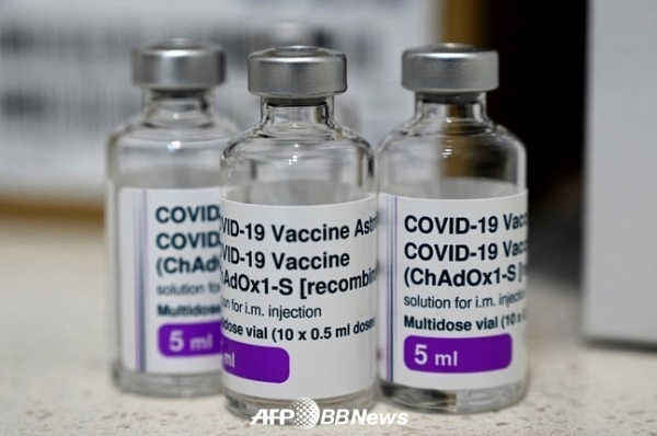 아스트라제네카 백신의 빈 병들이 2021년 8월 17일 시드니 카브라마타 교외에 있는 한 약국의 방문형 Covid-19 예방접종센터에서 카운터에 놓여있다. ⓒAFPBBNews
