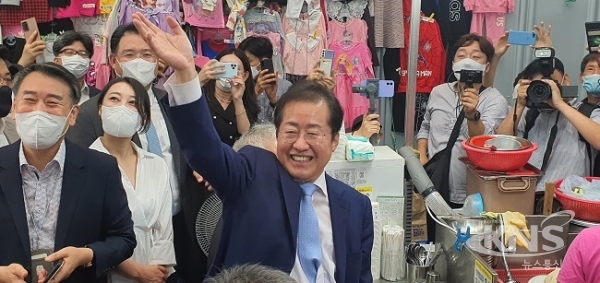홍준표 예비후보가 지난 10일 대구 서문시장을 찾아 상인들과 인사를 나누고 있는 모습. [사진=안승환 기자]