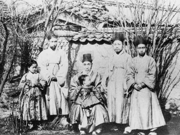 홍만식 선생(왼쪽 2번째) 가족 사진 [사진=보훈처]