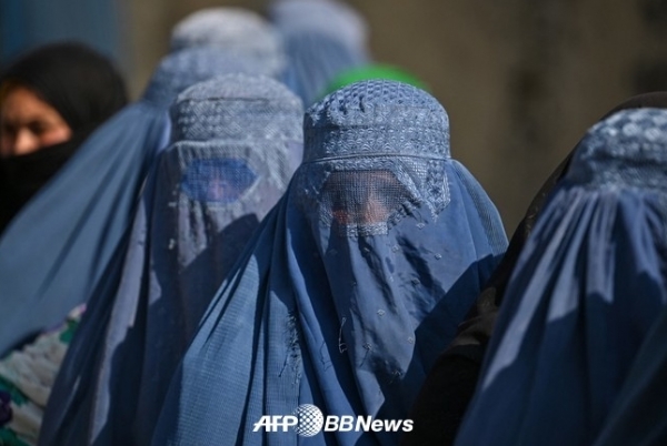 아프가니스탄의 수도 카불에서 전신을 덮는 의복 「부르카」를 착용한 여성들 ⓒAFPBBNews