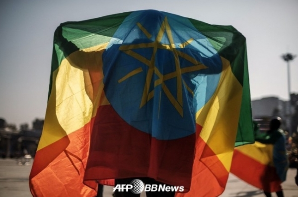 에티오피아의 수도 아디스 아바바에서 국기를 몸에 걸친 국군에 대한 지지를 표명하는 사람(2021년 11월 7일 촬영).ⓒAFPBBNews