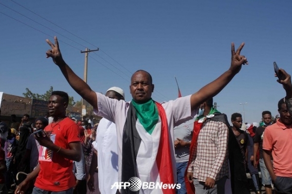 수단의 수도 하르툼 동부에서 군사 쿠데타에 항의하는 사람들(2021년 11월 13일 촬영). ⓒAFPBBNews