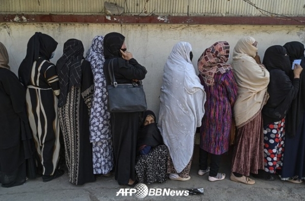 아프가니스탄 카불에서 식량배포의 줄에 늘어선 여성. ⓒAFPBBNews
