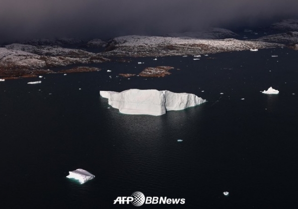 그린란드 우페르나비크 근처에서 NASA의 해양 녹는 그린란드(OMG) 연구 비행기에서 보이는 빙산. ⓒAFPBBNews