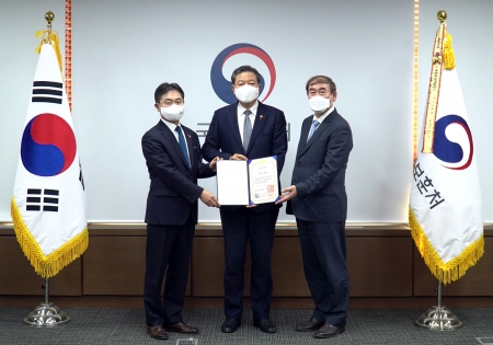 정부조직관리 유공 대통령 표창’을 받고 기념촬영을 하고 있다. 왼쪽부터 이남우 보훈처 차장. 황기철 국가보훈처장, 민병원 보훈처 기획조정실장. [사진=보훈처]