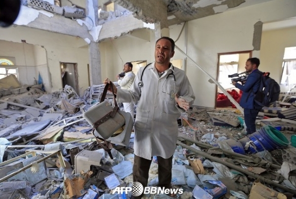 예멘 수도 사누아의 사누아 국제공항에서 사우디 주도 연합군에 의하면 공폭의 피해를 입은 건물 안에 서 있는 공항의 의료 종사자(2021년 12월 21일 촬영).ⓒAFPBBNews