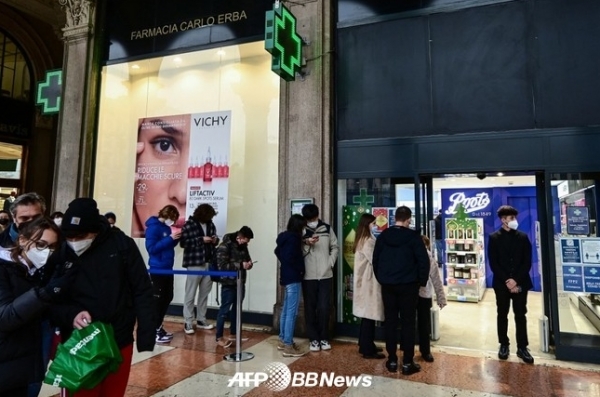 사람들이 지난 4일 밀라노 중심부의 두오모 대성당 근처의 약국 밖에서 코로나19 검사를 받기 위해 줄을 서고 있다. ⓒAFPBBNews