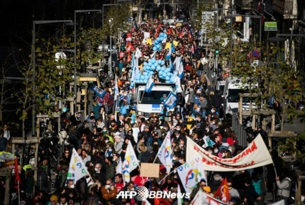 지난 13일 프랑스 남부 마르세유에서 열린 새 정부의 코로나19 대책을 규탄하는 시위에서 교사와 학교 관계자들이 행진하고 있다. ⓒAFPBBNews