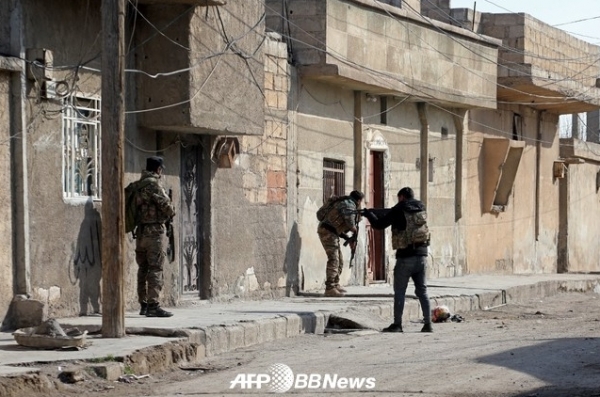 이슬람국(IS)과의 전투가 이어지는 가운데 시리아 하사카에 배치되는 쿠르드인치안부대원 ⓒAFPBBNews
