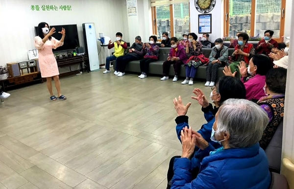 사진=임영미 가수, 복지회관에서 어르신들을 모시고 봉사활동을 하는 모습