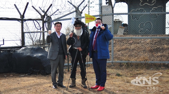 [사진=로제타텍 제공] 왼쪽 조영진 대표와 가운데 환경운동가 이흥기, 오른쪽 최양규 부회장의 후원 기념 촬영 모습