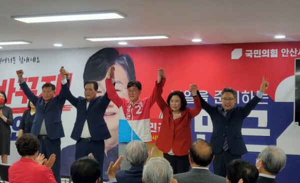 이민근 국민의힘 안산시장 후보가 '민심캠프' 개소식을 통해 관계자들과 승리를 다짐하고 있다. [사진=캠프 제공]