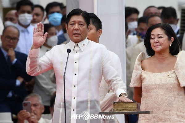 필리핀의 수도 마닐라에서 열린 대통령 취임식에서 선서하는 페르디난드 마르코스 대통령(왼쪽)과 아내 루이스씨(오른쪽, 2022년 6월 30일 촬영)ⓒAFPBBNews