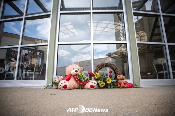 2022년 7월 18일 인디애나주 그린우드의 그린우드 파크 몰 푸드 코트 밖에 테디베어와 꽃들이 놓여있다. ⓒJON CHERRY / GETTY IMAGES NORTH AERICA / GETTY IMAGES VIA AFP/ AFPBBNews