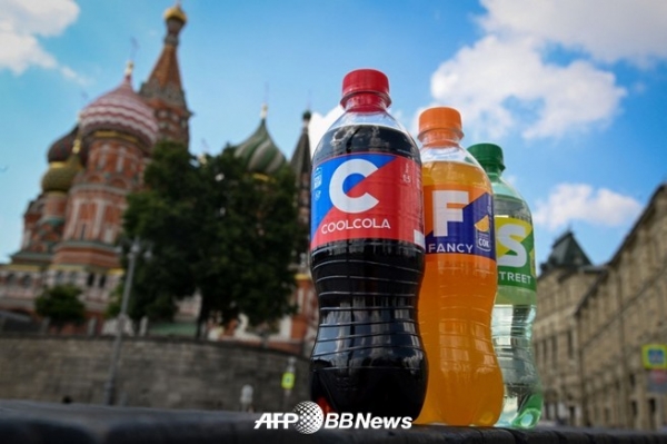 러시아의 음료 메이커, 오차코보가 생산하고 있는 청량 음료수, (왼쪽으로부터) 팬시, 쿨·콜라, 스트리트. 러시아 모스크바에서 (2022년 7월 25일 촬영).ⓒAFPBBNews