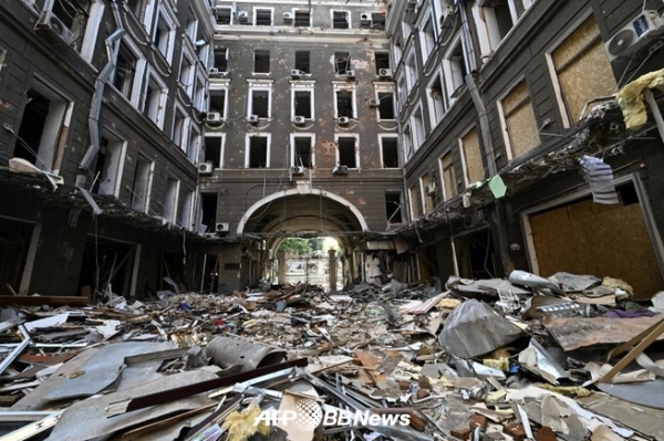 우크라이나 북동부 하루키우에서 공격을 받아 손상된 상업 빌딩(2022년 7월 27일 촬영, 자료 사진).ⓒAFPBBNews