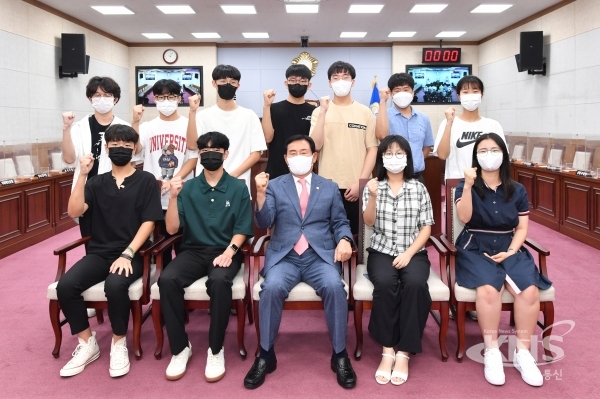 ▲실천 중심 참정권 교육 참여 학생들이 청주시의회를 견학했다.(사진=청주시의회)