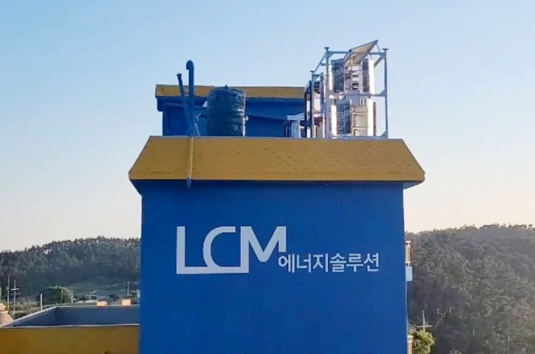 ▲LCM에너지솔루션에서 개발한 "일체형 태양광 소형풍력발전기