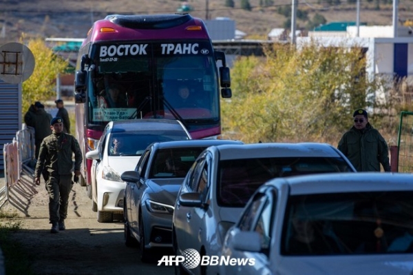 크렘린궁이 우크라이나 전쟁을 위해 부분 동원을 발표한 후, 몽골 국경 경비대가 2022년 9월 25일 몽골 알탄불라그 몽골 국경 검문소에서 러시아로부터 도착하는 차량을 확인하고 있다.ⓒAFPBBNews