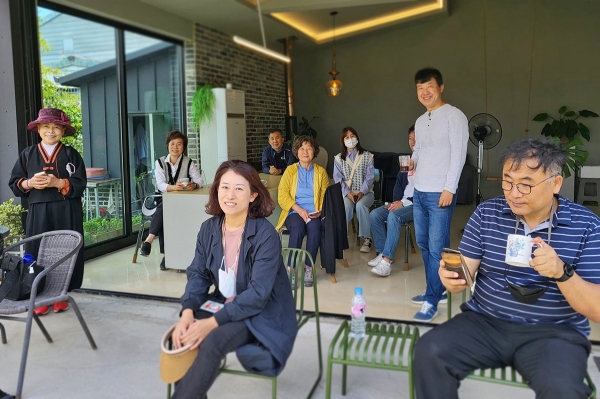 사진수업 출사를 통해, 불암 마을 곳곳을 촬영하고 불암마을의 과거의 역사와 현재에 대해 이야기를 나누며 휴식을 취하고 있다, [사진=불암동 행정센터 제공]