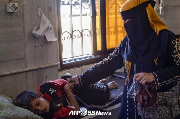 시리아 동부 델리졸현의 병원에서 콜레라의 치료를 받는 아이(2022년 9월 17일 촬영). ⓒAFPBBNews