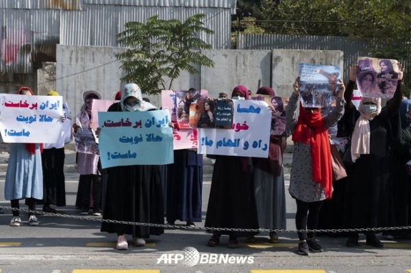 아프가니스탄 카불의 이란 대사관 앞에서 항의하는 아프간 여성들(2022년 9월 29일 촬영). ⓒAFPBBNews