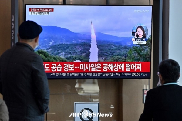 시민들이 북한 미사일 관련 뉴스를 시청하고 있다ⓒAFPBBNews