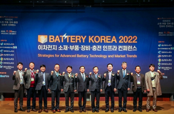 국내 최대 규모 배터리 전문 컨퍼런스 ‘BATTERY KOREA 2022’가 11월 28일 서울 코엑스(COEX) 1층 그랜드볼룸에서 개최됐다. 사진은 개막식 퍼포먼스 모습.