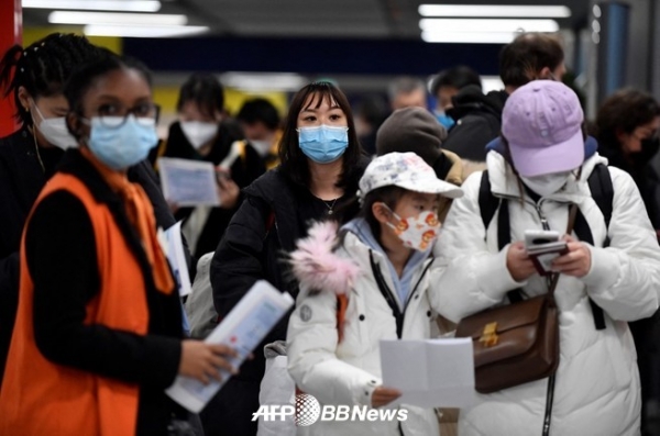 중국에서 입국한 승객들이 코로나 백신 서류를 확인하고 있다. ⓒAFPBBNews